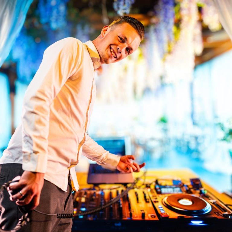 DJ Baumi baut gerade seine Technik auf und wurde dabei fotografiert