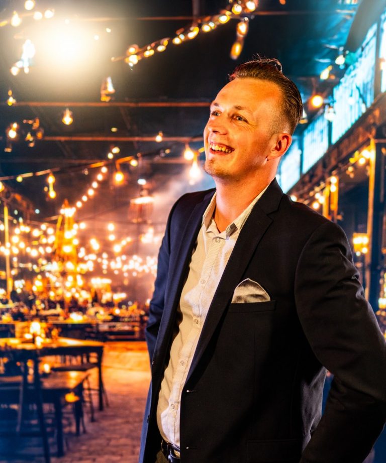 Hier sieht man DJ Baumi in einer Event Location 