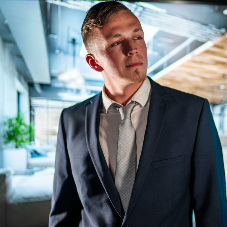 DJ Baumi hat hier ein Proffesionelles Foto von sich in einem Anzug