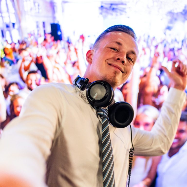 DJ Baumi hat ein Selfie bei einer Hochzeit gemacht wo alle Menschen am Tanzen sind
